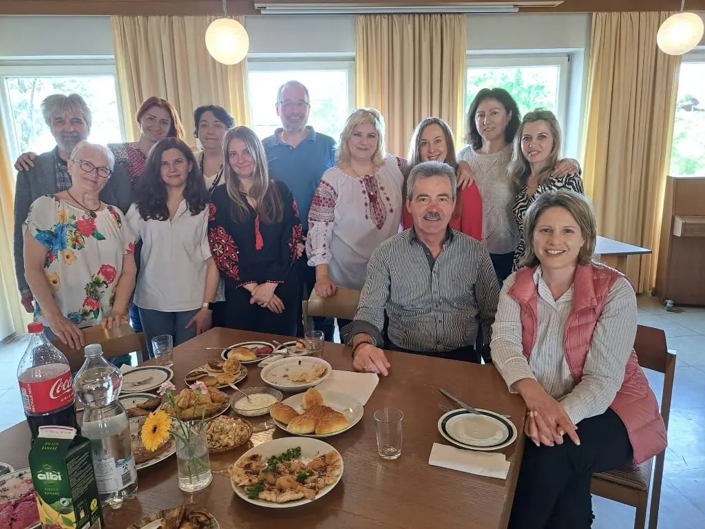 Ukrainische Frauen zusammen mit Alfons Eiber im Pfarrzentrum Ulrichhaus am Samstag, 20. Mai 2023