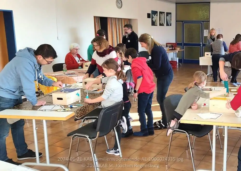 Die Familien der KAB beim Gestalten ihrer Schatzkisten.